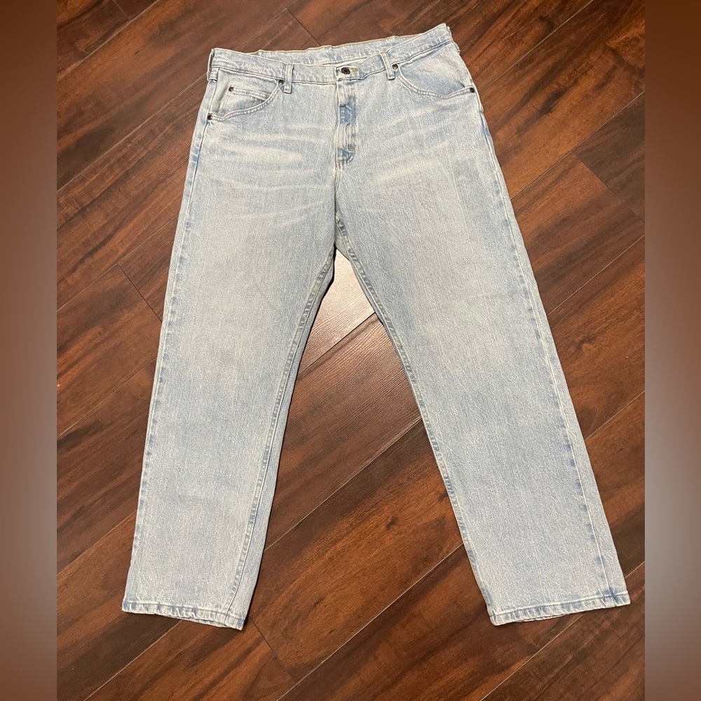 Mens Wrangler Jeans. Light Wash. Size 36x30.